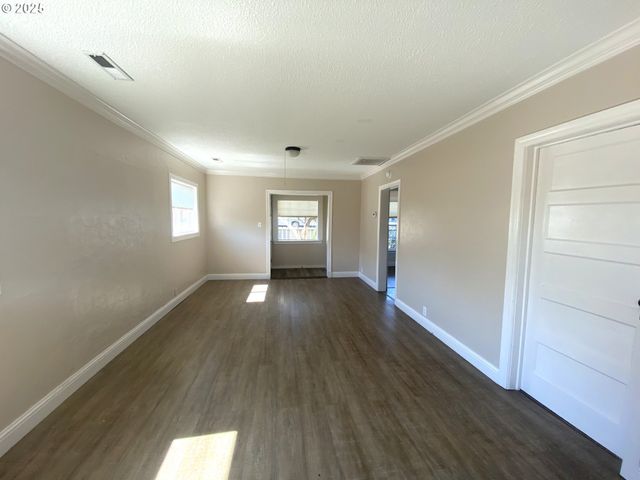543 SPRUCE St, Brookings, OR 97415