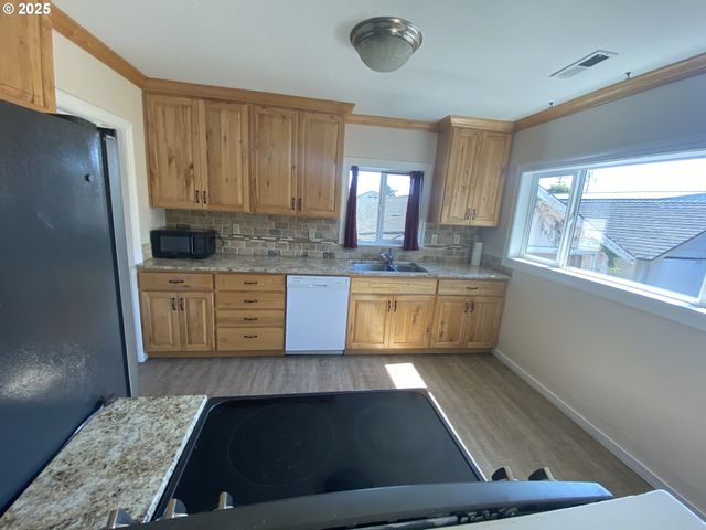 543 SPRUCE St, Brookings, OR 97415