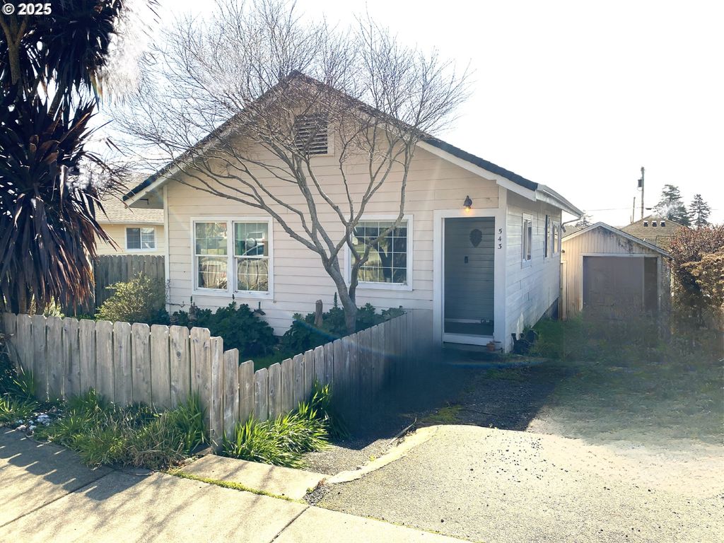 543 SPRUCE St, Brookings, OR 97415