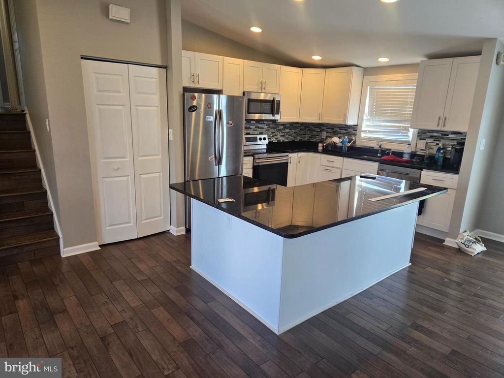 Image 5 of property listing at 1424 GESNA DR, Hanover, MD 21076