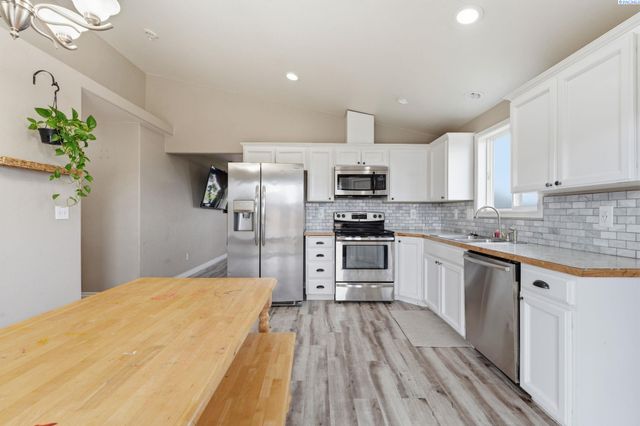 9316 Mustang Dr, Pasco, WA 99301