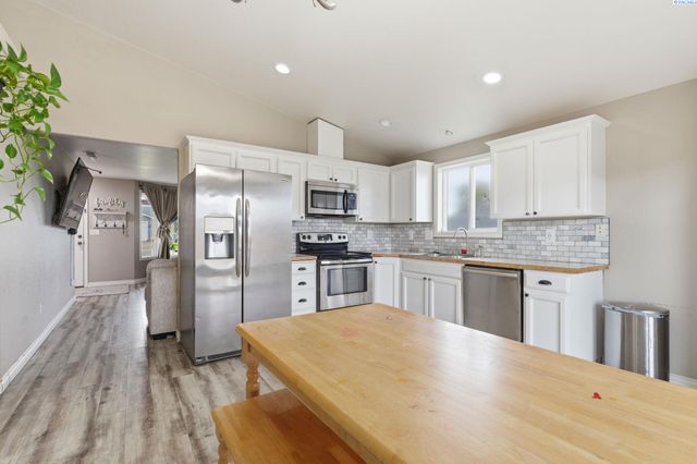 9316 Mustang Dr, Pasco, WA 99301