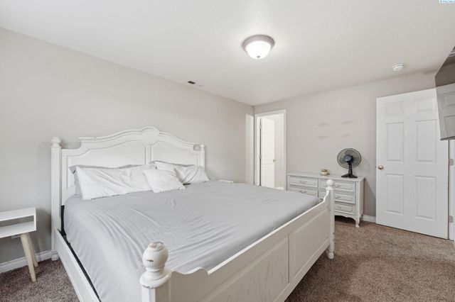 9316 Mustang Dr, Pasco, WA 99301