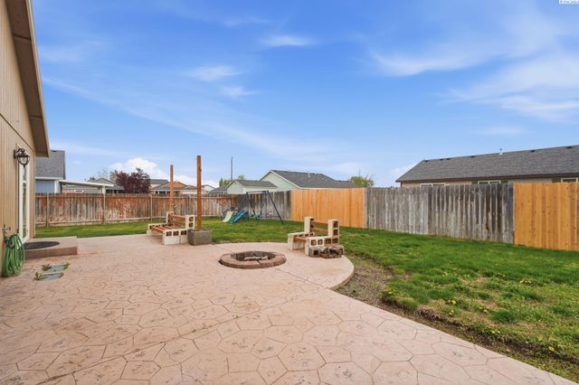 9316 Mustang Dr, Pasco, WA 99301