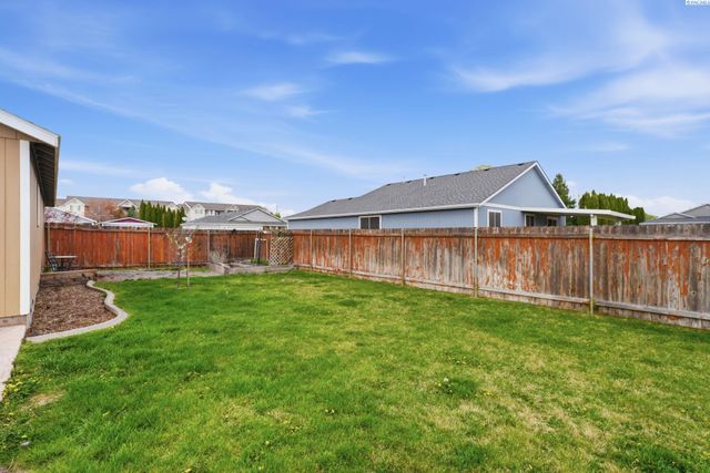 9316 Mustang Dr, Pasco, WA 99301