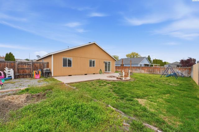 9316 Mustang Dr, Pasco, WA 99301