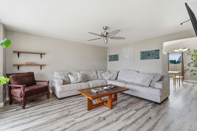 9316 Mustang Dr, Pasco, WA 99301