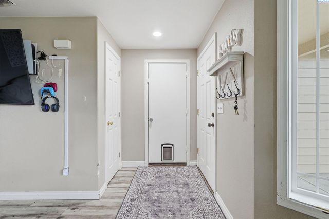 9316 Mustang Dr, Pasco, WA 99301