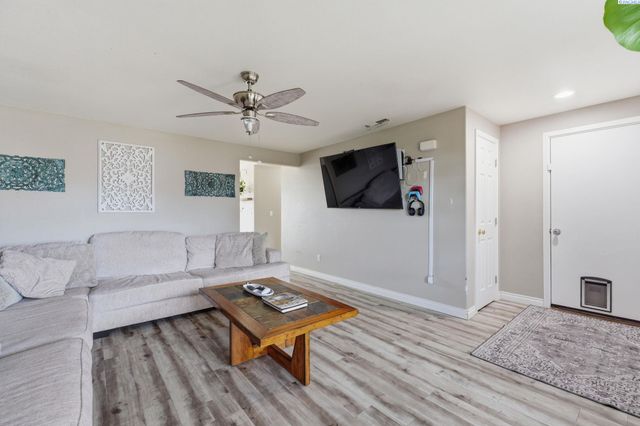 9316 Mustang Dr, Pasco, WA 99301