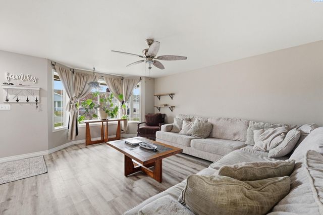 9316 Mustang Dr, Pasco, WA 99301