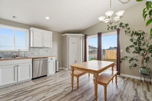 9316 Mustang Dr, Pasco, WA 99301