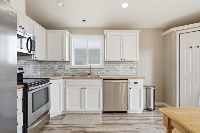 9316 Mustang Dr, Pasco, WA 99301