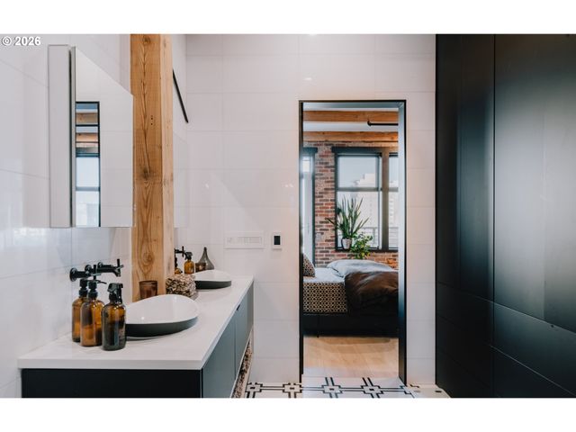 725 Nw FLANDERS St 405, Portland, OR 97209