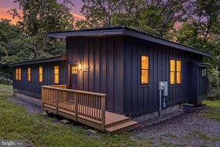 1087 TIMBERLINE DR, Lost City, WV 26810