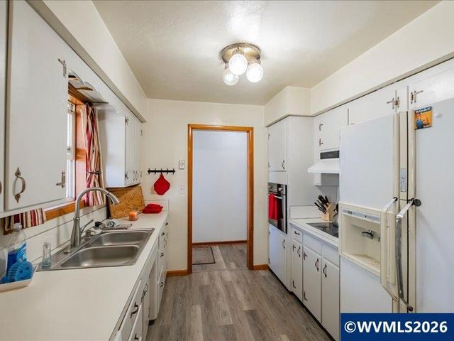 1051 24th Av SE, Albany, OR 97322