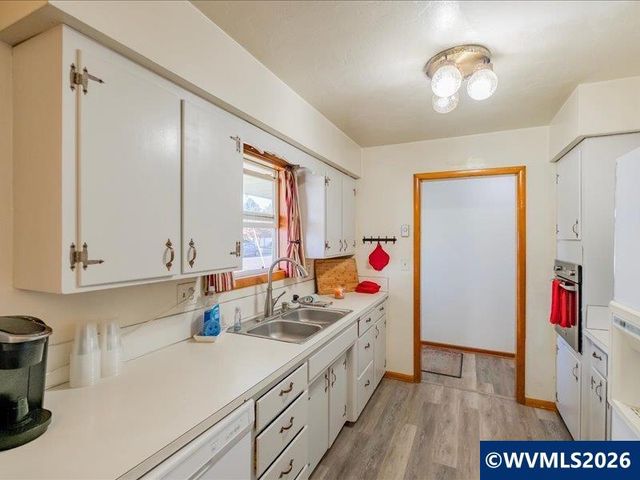 1051 24th Av SE, Albany, OR 97322