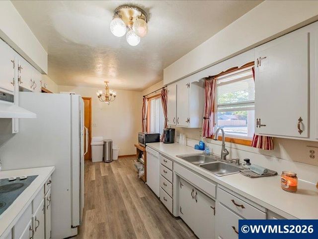 1051 24th Av SE, Albany, OR 97322