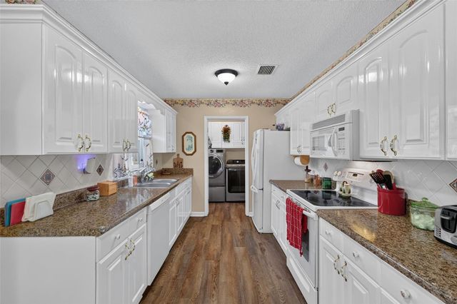 22 E BAY AVENUE, Yalaha, FL 34797