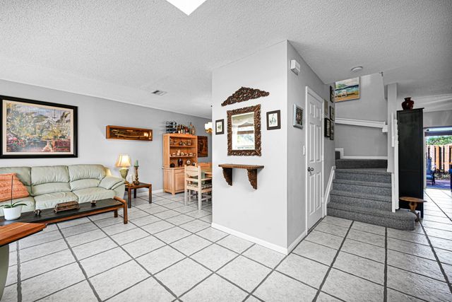 251 W Forest Oak Circle, Davie, FL 33325