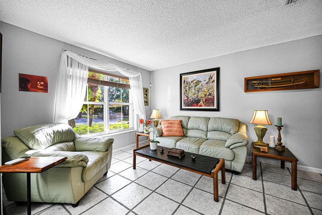 251 W Forest Oak Circle, Davie, FL 33325