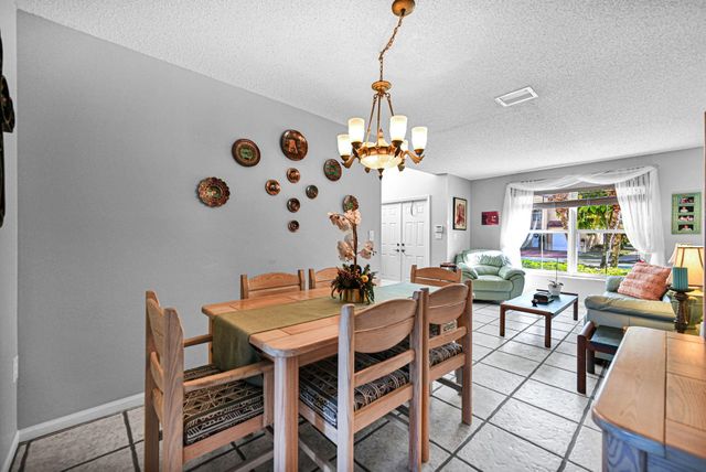 251 W Forest Oak Circle, Davie, FL 33325