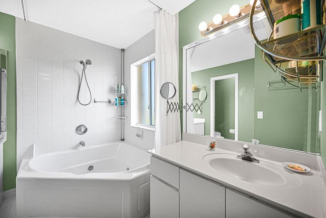 251 W Forest Oak Circle, Davie, FL 33325