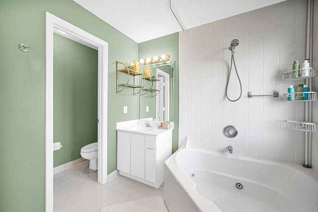 251 W Forest Oak Circle, Davie, FL 33325