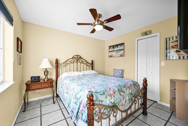 251 W Forest Oak Circle, Davie, FL 33325