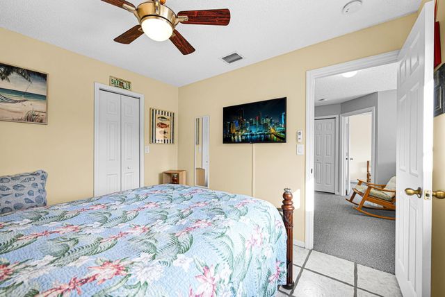 251 W Forest Oak Circle, Davie, FL 33325