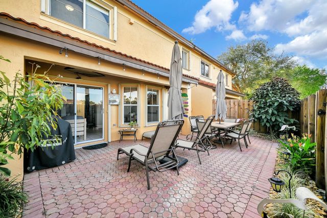 251 W Forest Oak Circle, Davie, FL 33325