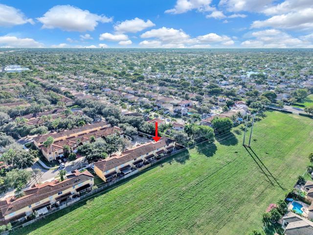 251 W Forest Oak Circle, Davie, FL 33325