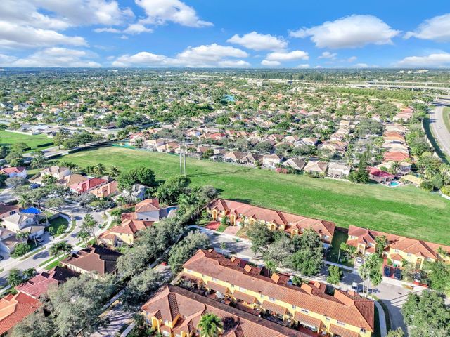 251 W Forest Oak Circle, Davie, FL 33325