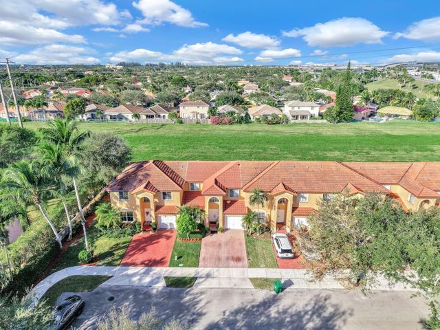 251 W Forest Oak Circle, Davie, FL 33325