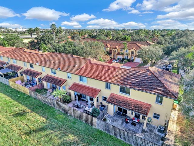 251 W Forest Oak Circle, Davie, FL 33325