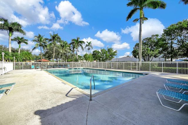 251 W Forest Oak Circle, Davie, FL 33325