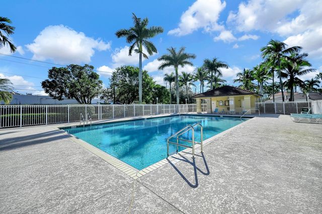 251 W Forest Oak Circle, Davie, FL 33325
