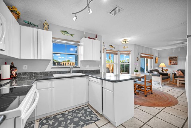 251 W Forest Oak Circle, Davie, FL 33325