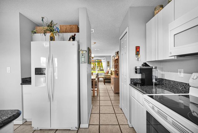 251 W Forest Oak Circle, Davie, FL 33325