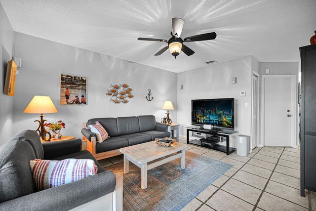 251 W Forest Oak Circle, Davie, FL 33325