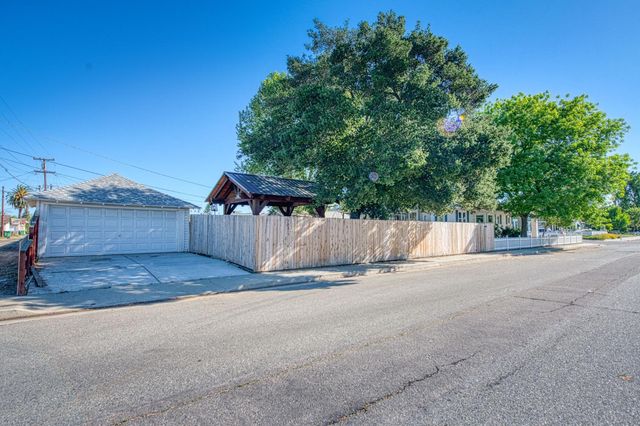 1601 19th Avenue, Kingsburg, CA 93631