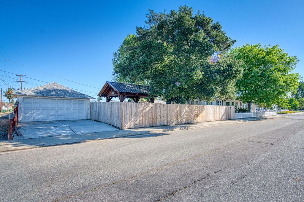 Image 10 of property listing at 1601 19th Avenue, Kingsburg, CA 93631
