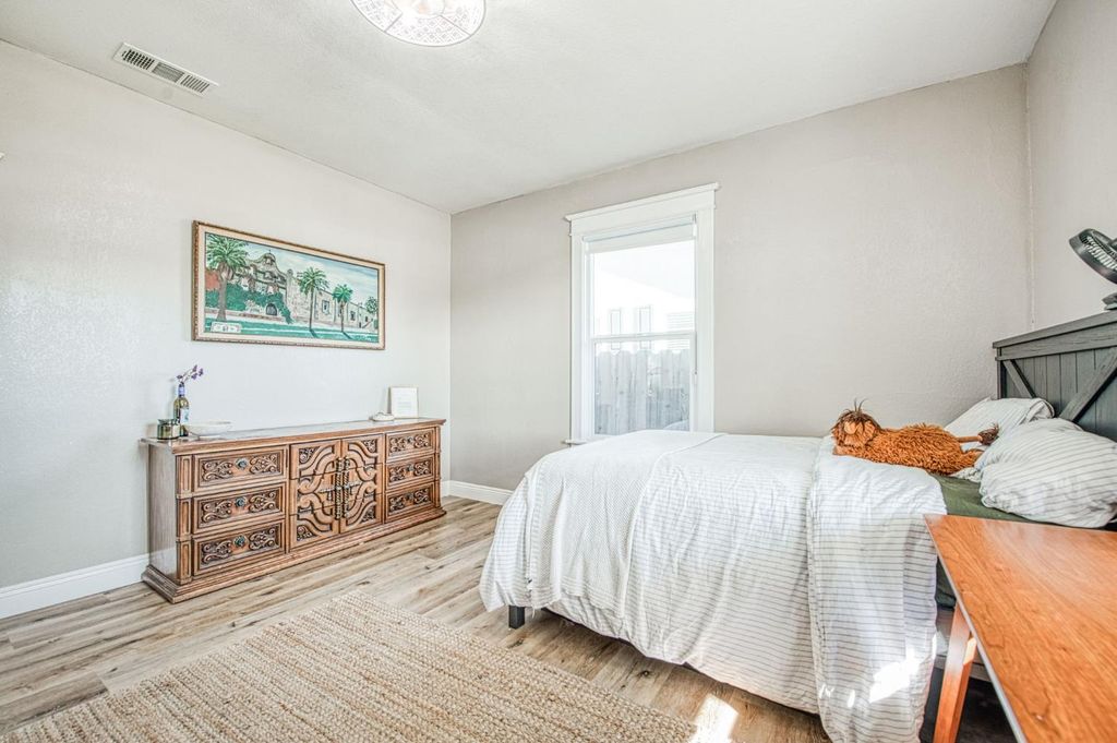 Image 15 of property listing at 1601 19th Avenue, Kingsburg, CA 93631