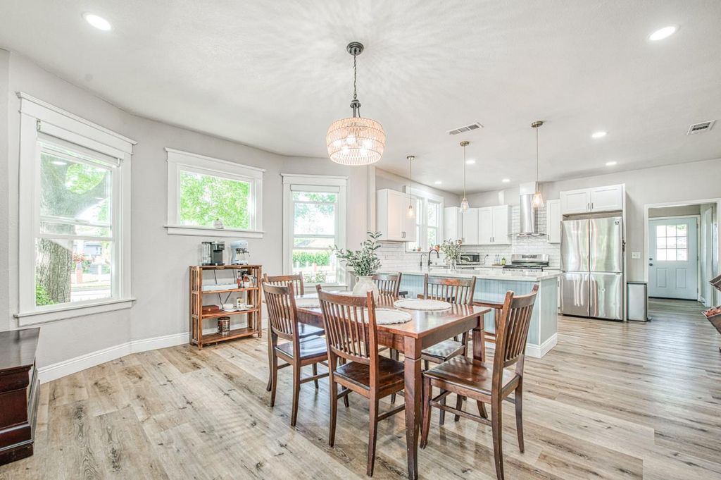 Image 16 of property listing at 1601 19th Avenue, Kingsburg, CA 93631