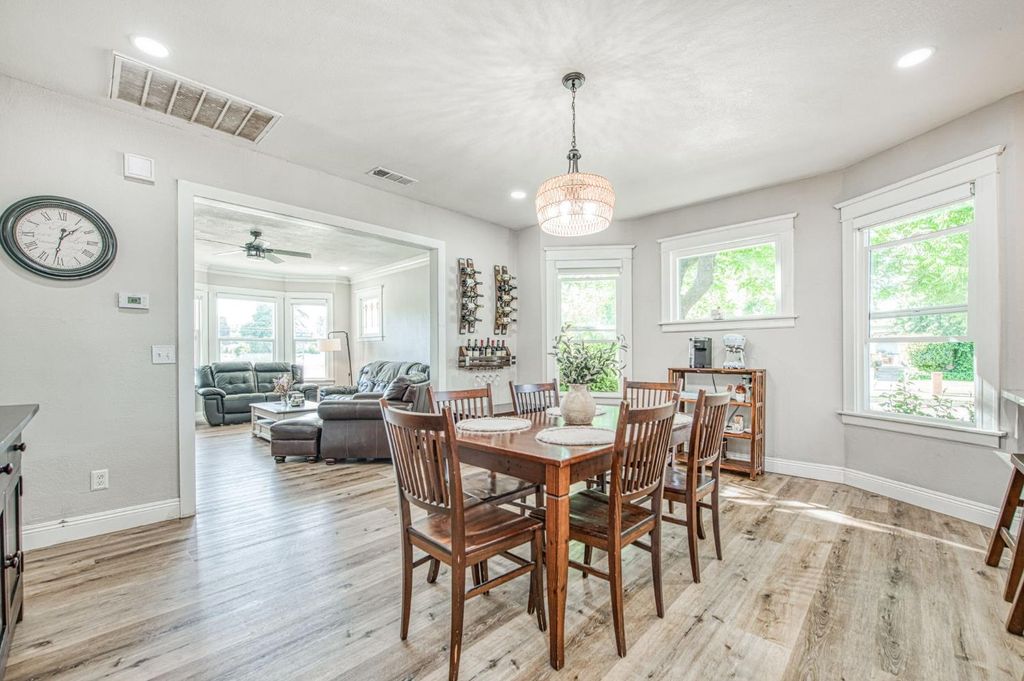 Image 17 of property listing at 1601 19th Avenue, Kingsburg, CA 93631