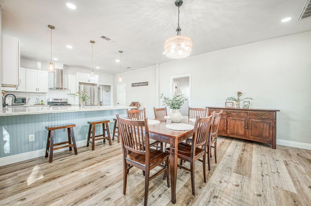 Image 18 of property listing at 1601 19th Avenue, Kingsburg, CA 93631