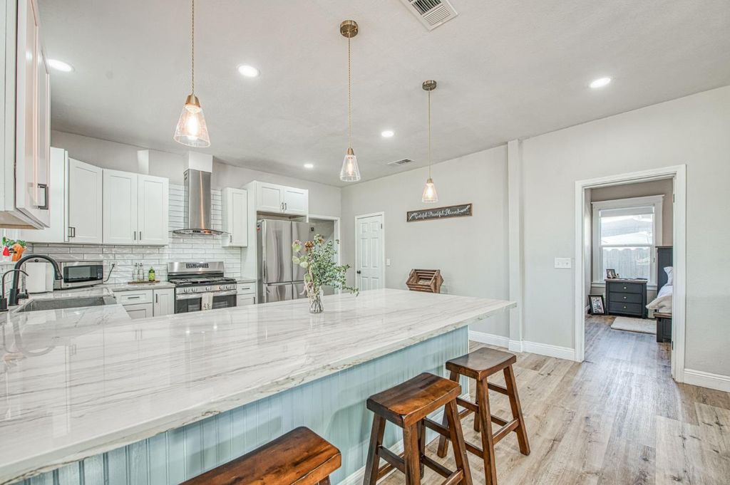 Image 19 of property listing at 1601 19th Avenue, Kingsburg, CA 93631
