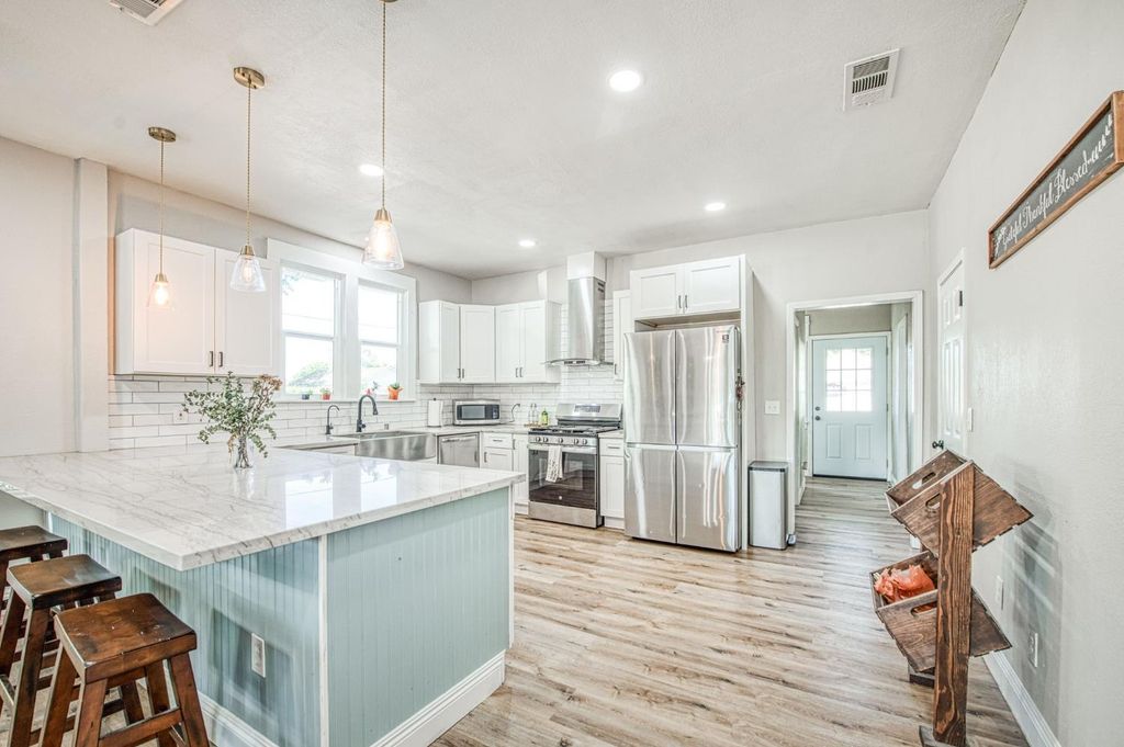 Image 20 of property listing at 1601 19th Avenue, Kingsburg, CA 93631