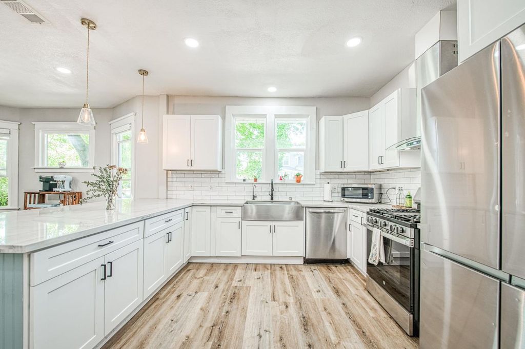 Image 21 of property listing at 1601 19th Avenue, Kingsburg, CA 93631