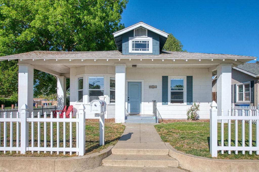 Image 3 of property listing at 1601 19th Avenue, Kingsburg, CA 93631