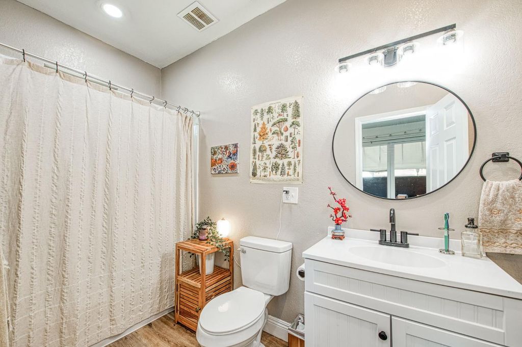 Image 34 of property listing at 1601 19th Avenue, Kingsburg, CA 93631